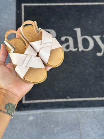 ꜱᴀɴᴅᴀʟɪ - Baby Model R C