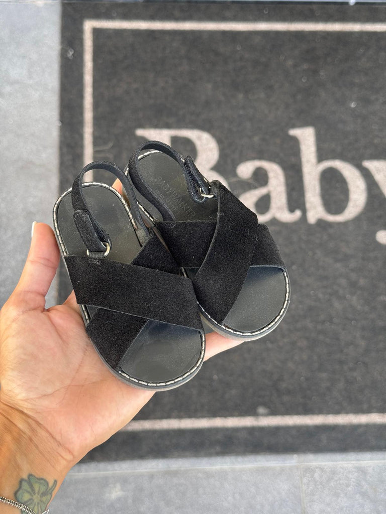 ꜱᴀɴᴅᴀʟɪ - Baby Model R C